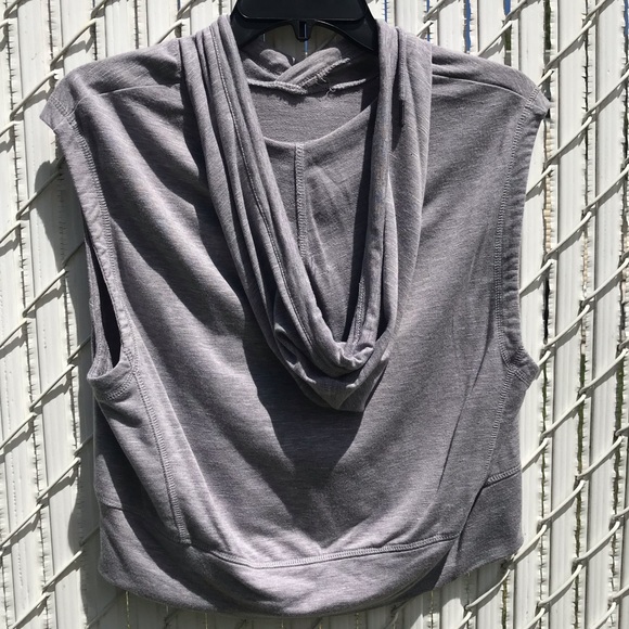 Reebok sleeveless pullover - Picture 2 of 6